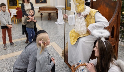 Vánoční Šumperk 2024 - divadlo, Andělé na chůdách