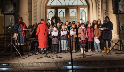 Vánoční Šumperk 2024 - divadlo, Andělé na chůdách