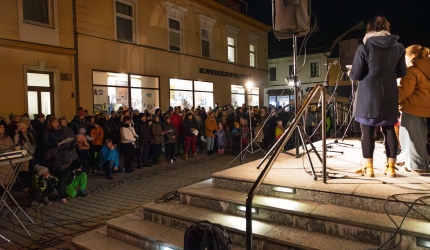 Vánoční Šumperk 2024 - divadlo, Andělé na chůdách