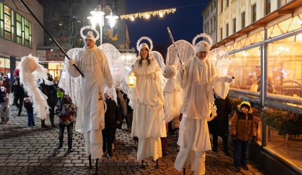 Vánoční Šumperk 2024 - divadlo, Andělé na chůdách