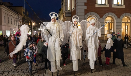 Vánoční Šumperk 2024 - divadlo, Andělé na chůdách
