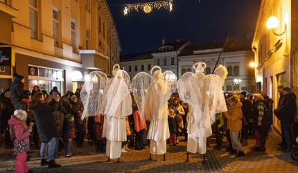 Vánoční Šumperk 2024 - divadlo, Andělé na chůdách